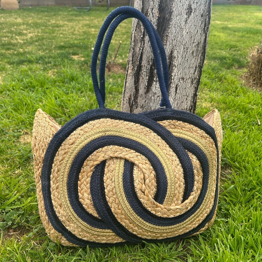 Tote Blue and Tan Spiral Pattern Tote Straw Bag NWT - Picture 10 of 14